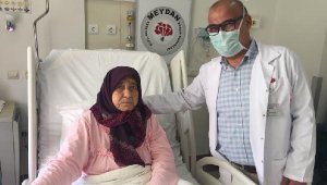 Yatağa bağımlı 78 yaşındaki 2 hasta, 24 saatte ayağa kalktı