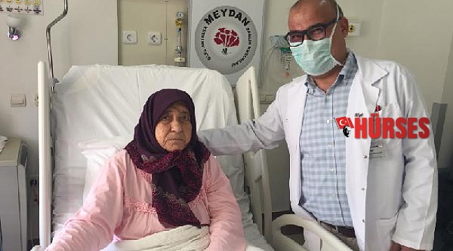Yatağa bağımlı 78 yaşındaki 2 hasta, 24 saatte ayağa kalktı