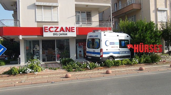 Yoldan çıkan ambulans az daha eczaneye giriyordu