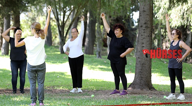 65 yaş üstü bireyler, Aktif Yaşlı Hizmet Merkezi'nde haftada iki gün spor yapıyor