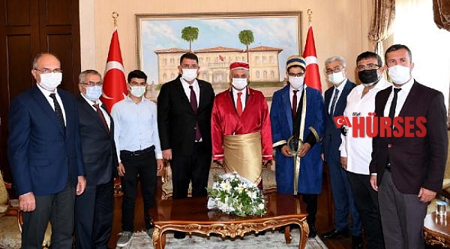 Ahilik Kaftanı giyen Vali Yazıcı: Esnaf toplumun şah damarıdır