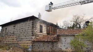 Antalya'da 150 yıllık 2 katlı tarihi düğmeli ev yandı