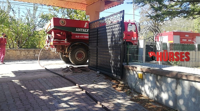 Antalya'da dubleks ev çıkan yangında küle döndü