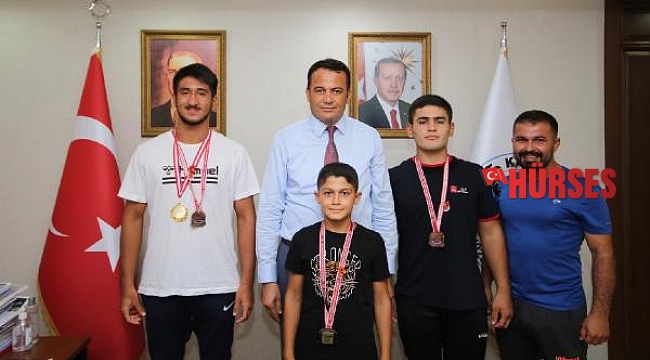 Başkan Ulutaş, genç güreşçileri ödüllendirdi