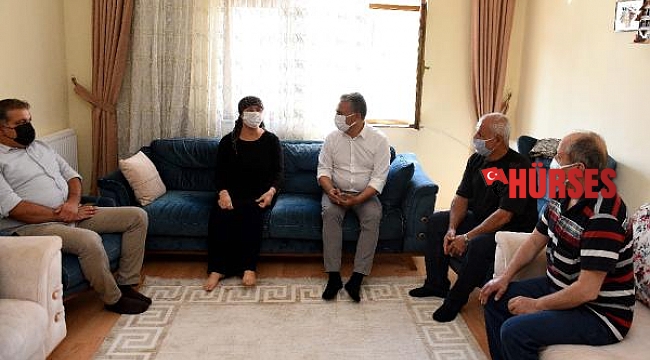 Belediye levhasını hurdacıya kaptırmayan İzci'yi ziyaret etti