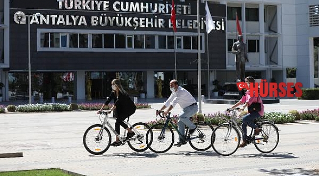 Büyükşehir personeli işe bisikletle geldi
