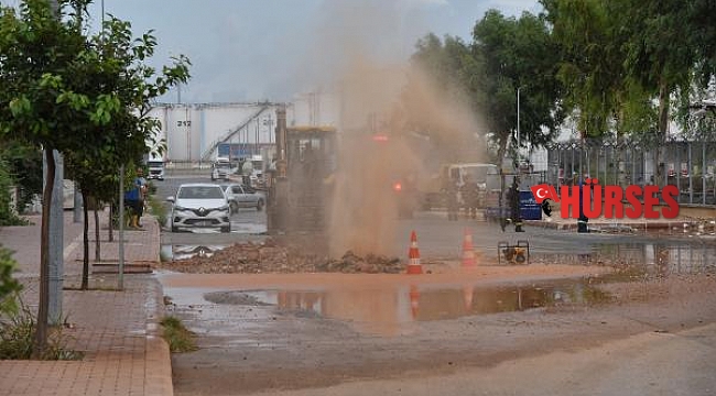 Doğalgaz ve su borusu patladı, büyük panik yaşandı