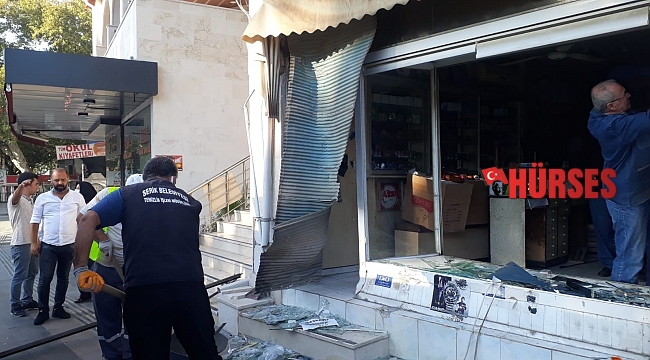 Geri geri gelen midibüs iş yerine girdi