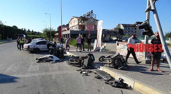 İki otomobil çarpıştı, ortalık savaş alanına döndü