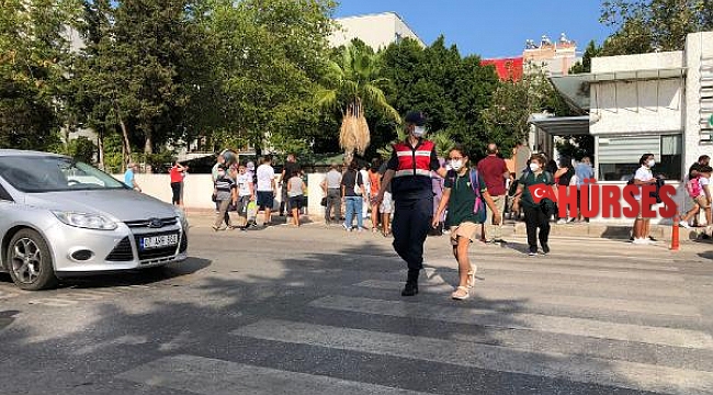 Jandarma hem denetledi hem sevindirdi