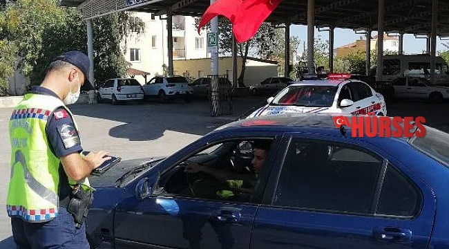 Jandarma sürücüleri denetledi