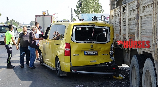 Kamyon kırmızı ışıkta bekleyen ticari taksiye çarptı, ortalık savaş alanına döndü