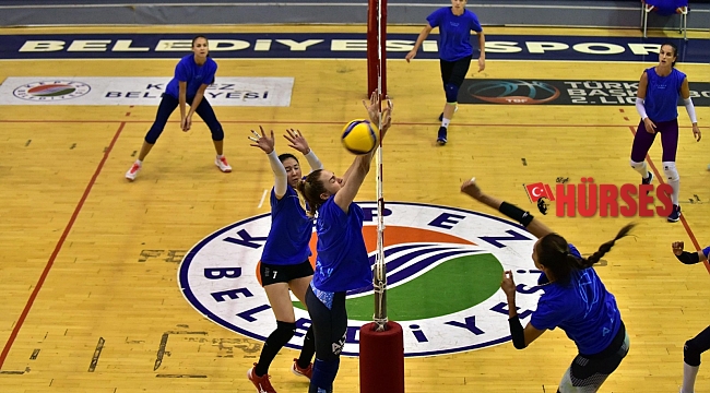 Kazakistanlı voleybol takımı, Antalya'da kamp yapıyor
