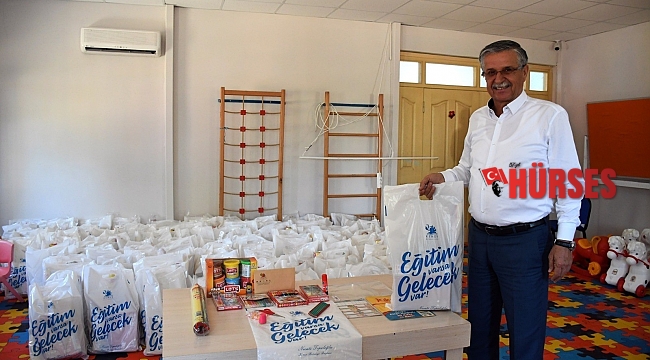 Kemer'de öğrencilere kırtasiye ve ücretsiz okul servisi desteği