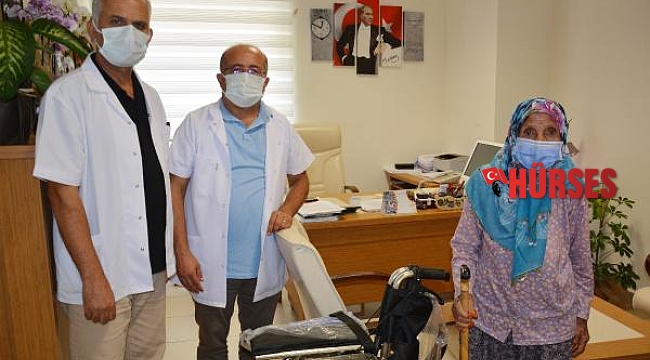 Kendisi ve eşi adına tekerlekli sandalye bağışladı