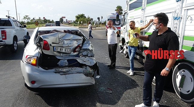 Kırmızı ışıkta bekleyen otomobile kamyon çarptı, şoför tepki gösterdi: "Ukala ukala araç kullanıyorlar"