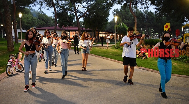 Konyaaltı Oda Orkestrası'ndan 'flash mob' etkinliği