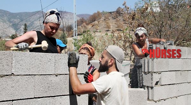 Manavgat'ta eline hiç mala almamış gönüllüler, duvar örüp inşaat yapıyor