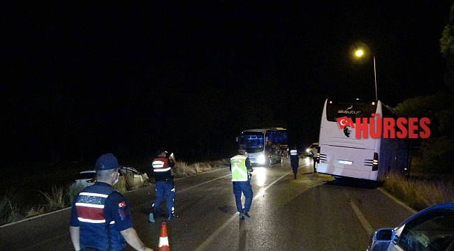 Manavgat'ta otomobil tur otobüsüne çarptı: 2 yaralı