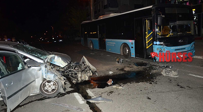 Park halindeki otobüse çarpan araç sürücüsü yaralandı