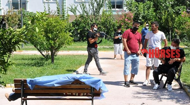 Parkta bank üzerinde ölen babaya son bakış