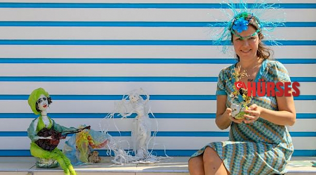 Plajlardan toplanan plastik atıkları, heykellere dönüştürdü
