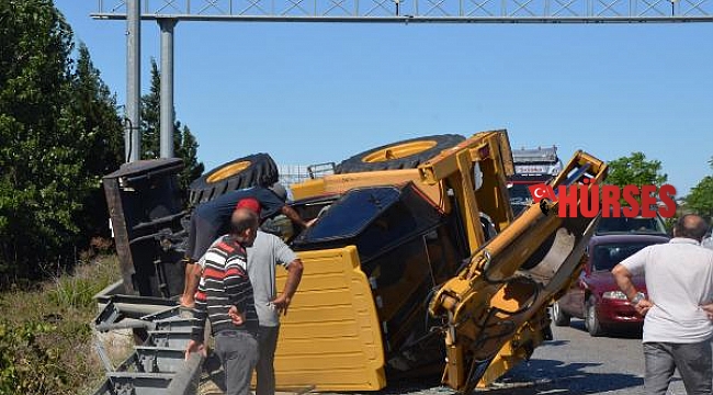 Serik'te tur midibüsü ile kepçe çarpıştı: 1 yaralı