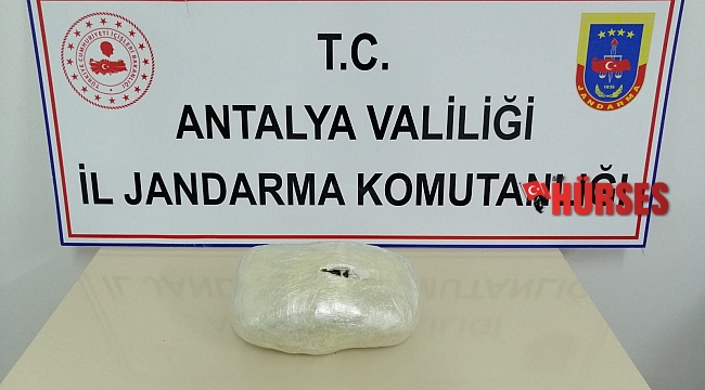 Sırt çantasında 1,5 kilo esrar taşıyan iki yolcu yakalandı