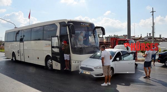 Tur otobüsüyle iki otomobil çarpıştı