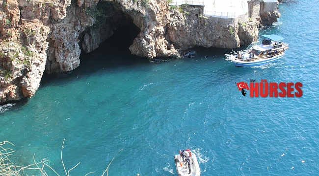 Turistlerin gösterdiği videoyu izleyip polisi alarma geçirdi