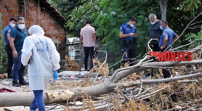 Yıkılan eski binanın molozları arasında ceset bulundu; ayakta derin yara izi var