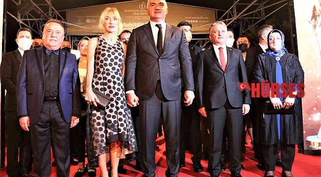 58. Antalya Altın Portakal Film Festivali'nde kırmızı halıda şıklık yarışı