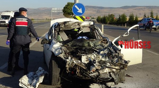 Afyonkarahisar'da otomobil ile kamyonet çarpıştı: 3 ölü, 1 yaralı