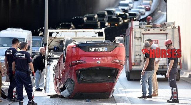 Antalya'da otomobil takla attı, trafik kilitlendi