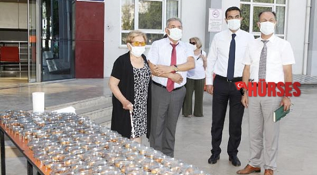 AÜ'de hayırsever Gülseren Çiftçiler için lokma dağıtıldı