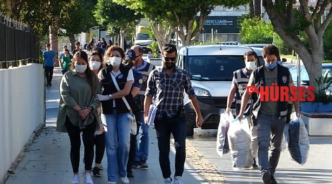 AVM'lerden mont çalan Moğolistanlı 2 kadın tutuklandı