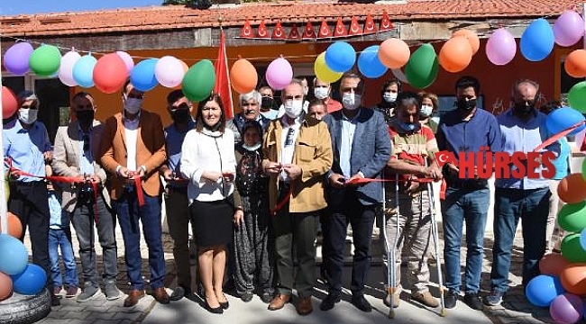 Babalarının okuduğu okula kütüphane kurdular