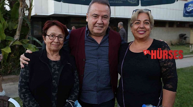 Başkan Böcek, 'Bembeyaz' filmini vatandaşlarla izledi