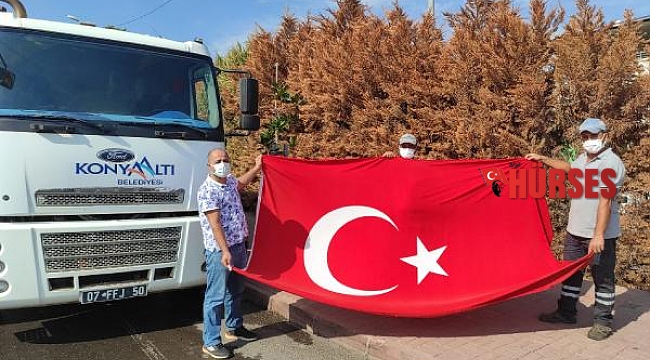 Çöpten çıkardığı Türk Bayrağı'nı evinin balkonuna astı