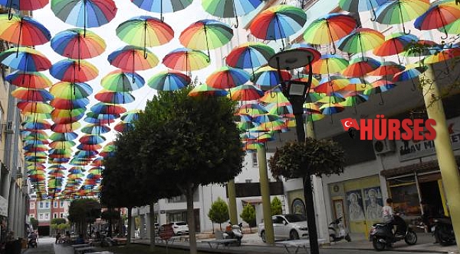 Demre'de 'Şemsiyeli Sokak'a turist ilgisi