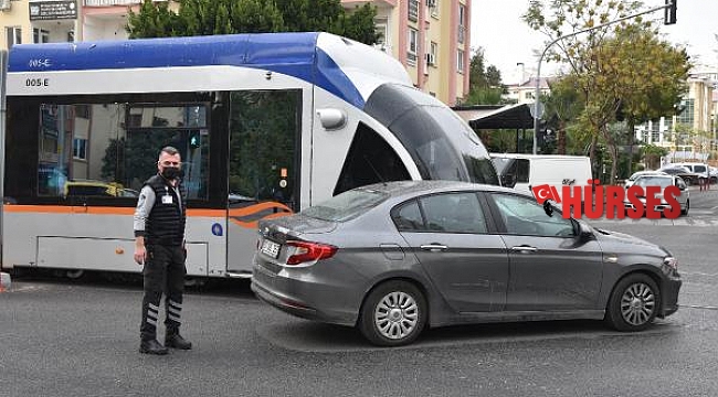 Deneme sürüşündeki tramvay ilk kazasını yaptı