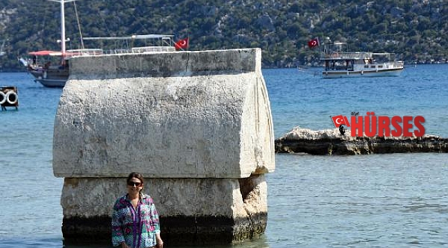 Deniz yüzeyindeki anıt mezarda 'fotoğraf' turizmi