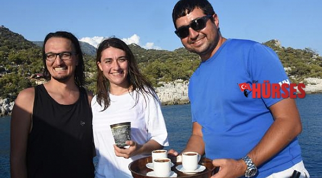 Denizden çöpü getiren kahveyi içiyor