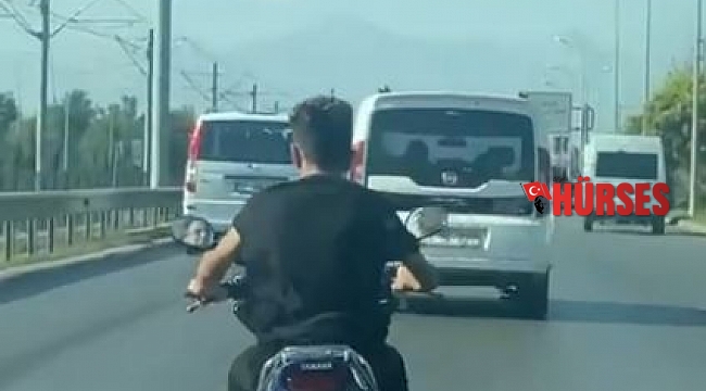 Ehliyetsiz motosiklet sürücüsünün maskeyi taktığı yeri görenler şaşkınlık yaşadı