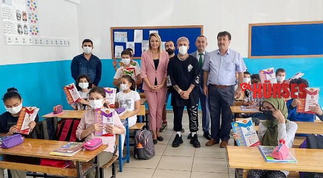 Gönüllülerden öğrencilere kitap desteği