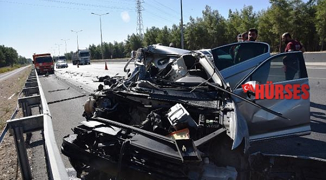 Kamyona çarpan otomobil hurdaya döndü, sürücünün burnu bile kanamadı
