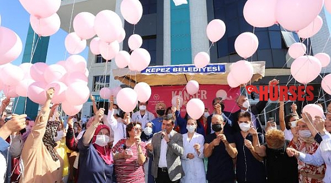 Kanser farkındalığı için pembe balon uçurdular