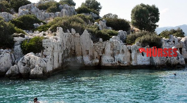 Kekova'daki tarihi eserleri ilan tahtasına çevirdiler