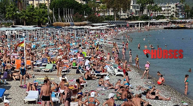Kemer'de Ekim ayı ortasında sahilde turist yoğunluğu