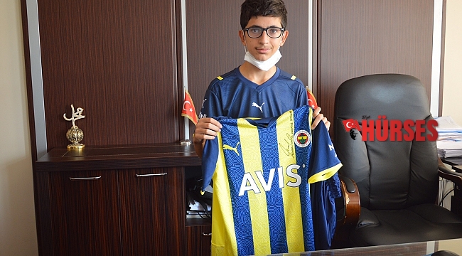 Mesut Özil'in imzalı forması yangınzede Devran'ı mutlu etti